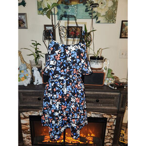 ELLE Black Floral Sleeveless with a blouson style at the top of the Dress Size S